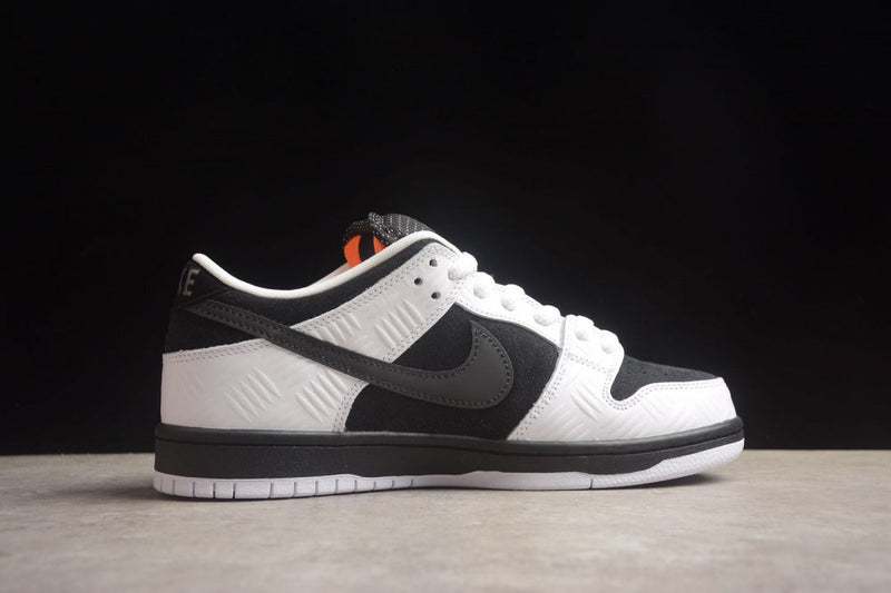 TIGHTBOOTH X DUNK SB LOW BLACK